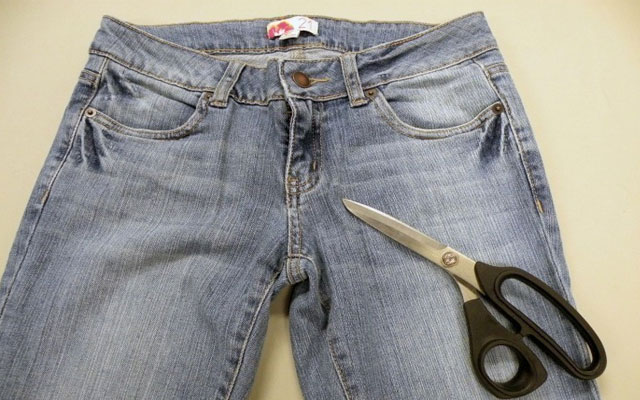 Самые частые ошибки, которые сокращают жизнь наших джинсов