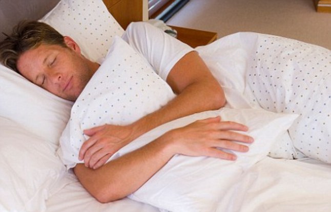 В какой позе стоит спать, если у вас проблемы со здоровьем